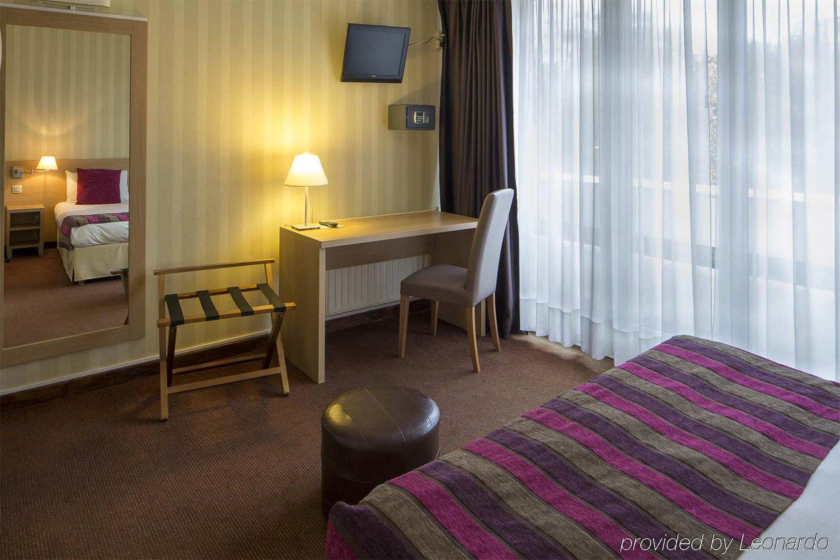 La Regence Hotel Courbevoie Buitenkant foto